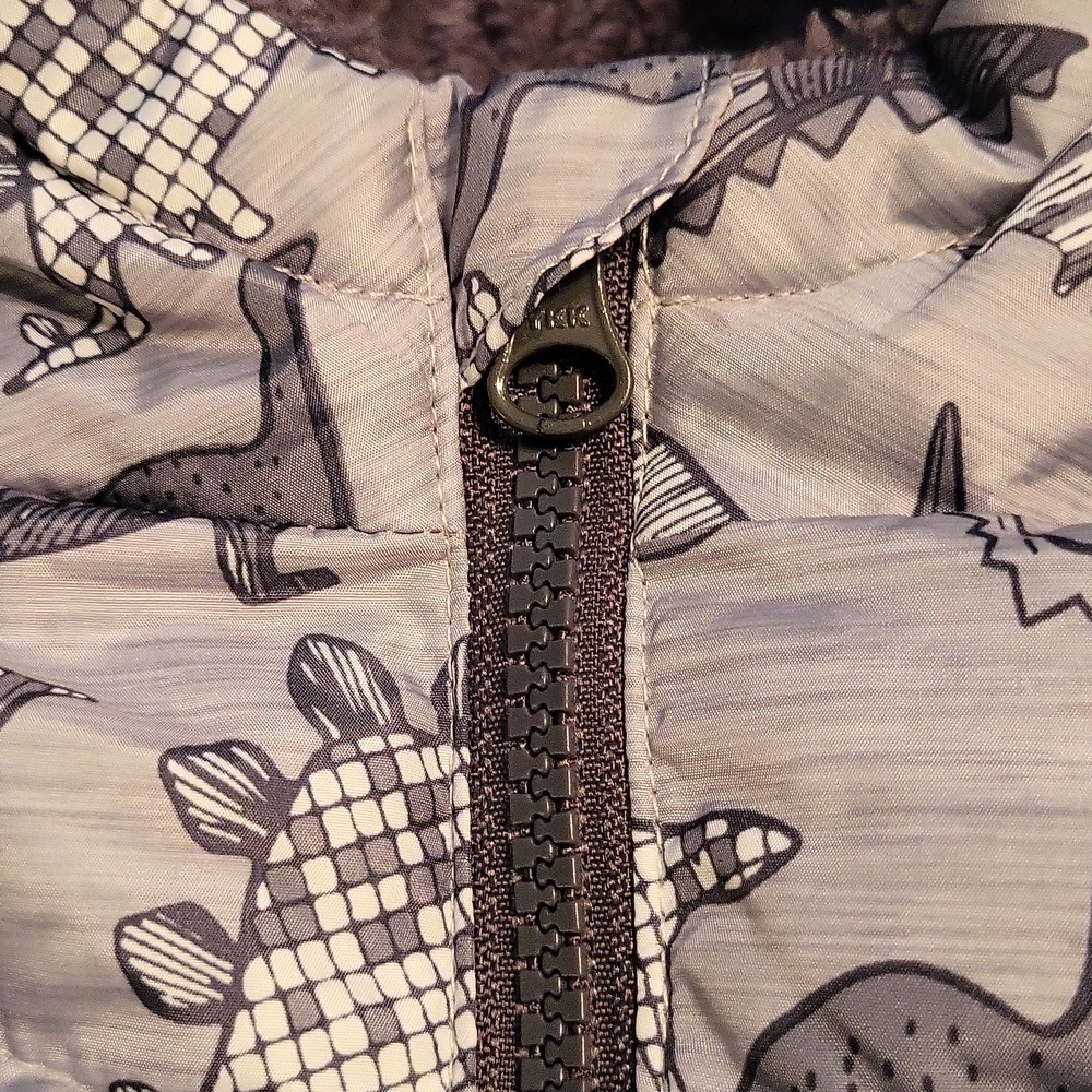 π©· 3/$15 Boys (18M) Winter Puffer Jacket with Hood with a cute Dinosaur Print - Picture 7 of 7